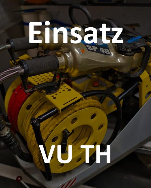🚨 Nr. 73 🚨
🗓️ 03.07.2026 🗓️
🕖 18:56 🕖
🚒 ELW, HLF, TLF, LF, MTW 🚒
📟 Verkehrsunfall 📟
📍 Herzberg📍

Im Rahmen eines Dienstabends wurde eine unangekündigte Alarmübung durchgeführt. Noch vor dem regulären Antreten zum Dienst erfolgte die Alarmierung zu einem Lagergelände. Dort wurde ein Verkehrsunfall mit zwei beteiligten Pkw simuliert. An der Übung nahmen neben den Einsatzkräften der Feuerwehr auch Auszubildende des Rettungsdienstes teil. Insgesamt acht verletzte Darsteller sorgten für eine realitätsnahe Darstellung der Lage. Nach der Erkundung durch den Rettungsdienst ergab die Triage drei rot, vier gelb beziehungsweise grün sowie eine schwarz eingestufte Person. Die Übungsstelle wurde in zwei Einsatzabschnitte unterteilt. Die Führung der Abschnitte übernahmen ein Zugführer sowie der Ortsbrandmeister der Ortsfeuerwehr Lonau. Vor Ort befanden sich außerdem zwei Notarzteinsatzfahrzeuge und drei Rettungswagen. Im Realfall wäre zusätzlich eine zweite Feuerwehr mit Rüstsätzen, bestehend aus Schere, Spreizer und weiterem Zubehör, sowie ein Stadtalarm für Herzberg nachalarmiert worden. Neben den eingeklemmten Personen galten vier weitere Personen als vermisst, die durch die eingesetzten Kräfte gesucht und gerettet werden mussten.

Mit uns eingesetzte Kräfte:

FF Lonau
Diverse RTWs und NEF