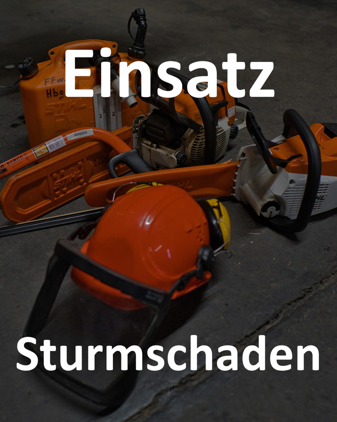 🚨 Nr. 72 🚨
🗓️ 01.07.2026 🗓️
🕖 04:14 🕖
🚒 DLK, HLF 🚒
📟 Baum auf Straße 📟
📍 Herzberg📍

Beim Eintreffen der Feuerwehr an der Einsatzstelle wurde festgestellt, dass ein umgestürzter Baum die Fahrbahn über die gesamte Breite blockierte. Anschließend wurde der Baum mithilfe einer Kettensäge in mehrere handhabbaren Stücke zerteilt. Die zersägten Baumteile wurden von der Fahrbahn entfernt und so abgelegt, dass keine weitere Gefahr bestand. Im Anschluss wurde die Straße mit Besen gereinigt. Nachdem die Fahrbahn wieder frei und gefahrlos befahrbar war, konnte der Einsatz beendet werden.