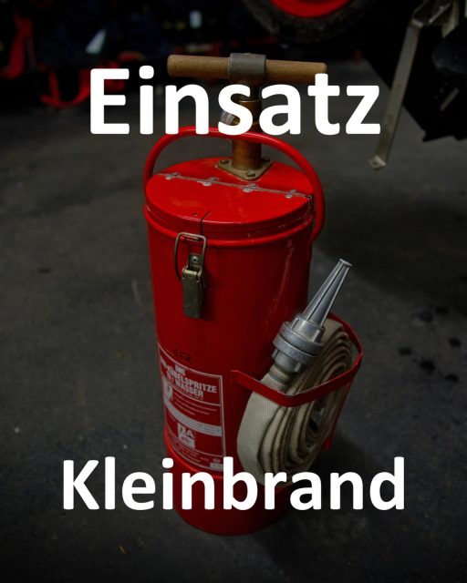 🚨 Nr. 78 🚨
🗓️ 12.07.2026 🗓️
🕖 18:40 🕖
🚒 ELW, HLF 🚒
📟 Kleinbrand 📟
📍 Herzberg📍

Die Feuerwehr wurde zu einem brennenden, in die Gebäudewand eingelassenen Aschenbecher alarmiert. Beim Eintreffen der Einsatzkräfte war lediglich eine leichte Verrauchung feststellbar; offene Flammen waren nicht mehr sichtbar. Eine Passantin hatte bereits vor dem Eintreffen der Feuerwehr Flüssigkeit in den Aschenbecher geschüttet und den Brand dadurch vermutlich eingedämmt.
Zur Sicherheit führten die Einsatzkräfte Nachlöscharbeiten mit einer Kübelspritze durch und kontrollierten den betroffenen Bereich anschließend mit einer Wärmebildkamera. Dabei konnten keine weiteren Auffälligkeiten oder verdeckten Glutnester festgestellt werden. Die Einsatzstelle wurde gesichert und der Einsatz beendet.