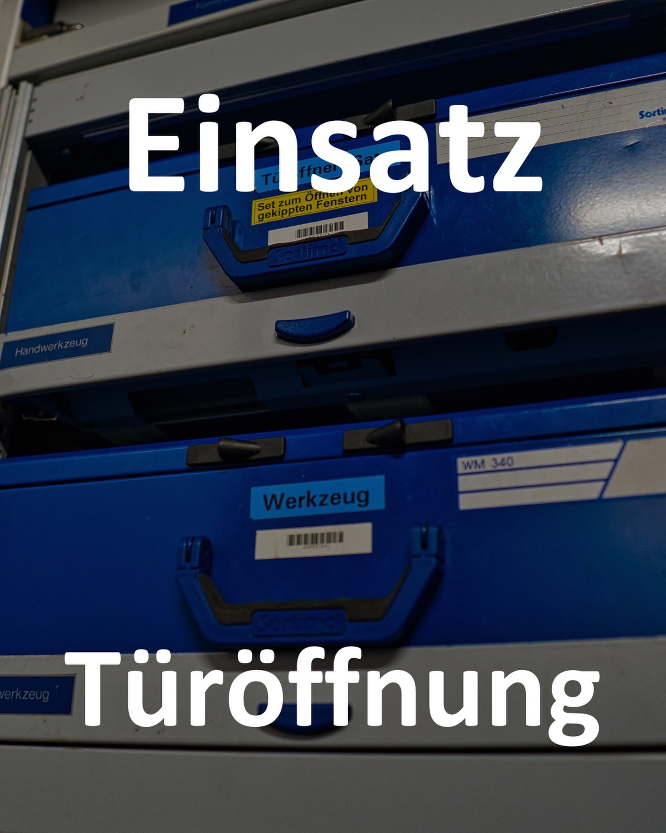 🚨 Nr. 94 🚨
🗓️ 10.08.2026 🗓️
🕖 06:30 🕖
🚒 HLF, DLK 🚒
📟 Türöffnung 📟
📍 Herzberg📍

Wir wurden durch einen Pflegedienst zu einer Wohnung alarmiert, aus der Hilferufe wahrgenommen wurden. Da zunächst unklar war, in welcher Lage sich die betroffene Person befand und ob eine akute medizinische Notlage vorlag, rückten wir zur Einsatzstelle aus. Vor Ort bestätigte sich die Meldung. Um dem Rettungsdienst schnellstmöglich Zugang zur Wohnung zu ermöglichen, wurde die Lage zunächst erkundet und anschließend ein Zugang über ein gekipptes Fenster vorbereitet. Hierzu kam die Drehleiter zum Einsatz. Über diesen Weg konnten wir uns gewaltfrei Zugang zur Wohnung verschaffen und die Wohnungstür von innen öffnen. Anschließend wurde dem Rettungsdienst der Zugang zur betroffenen Person ermöglicht. Nach der Übergabe der Einsatzstelle an den Rettungsdienst waren keine weiteren Maßnahmen durch die Feuerwehr erforderlich, sodass der Einsatz für uns beendet werden konnte.