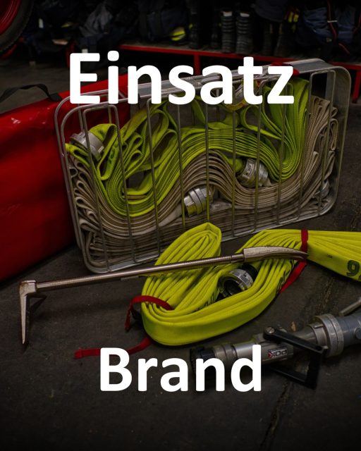🚨 Nr. 98 🚨
🗓️ 14.08.2026 🗓️
🕖 07:47 🕖
🚒 ELW, HLF, DLK 🚒
📟 Nachlöscharbeiten 📟
📍 Herzberg📍

Die Feuerwehr wurde erneut zur Einsatzstelle aus dem Einsatz Nr.96 alarmiert. Vor Ort wurden erneut aufgeflammte Glutnester festgestellt. Dieses Mal befanden sich die Glutnester im Bereich der Zwischendecke. Um eine gezielte Brandbekämpfung durchführen zu können, wurde die Zwischendecke mithilfe einer Rettungssäge geöffnet. Anschließend konnten die betroffenen Bereiche abgelöscht werden. Zudem wurden weitere kleinere Glutnester festgestellt und ebenfalls gelöscht. Nach Abschluss der Löschmaßnahmen wurde die Einsatzstelle erneut mit einer Wärmebildkamera kontrolliert, um mögliche verbliebene Wärmequellen auszuschließen.