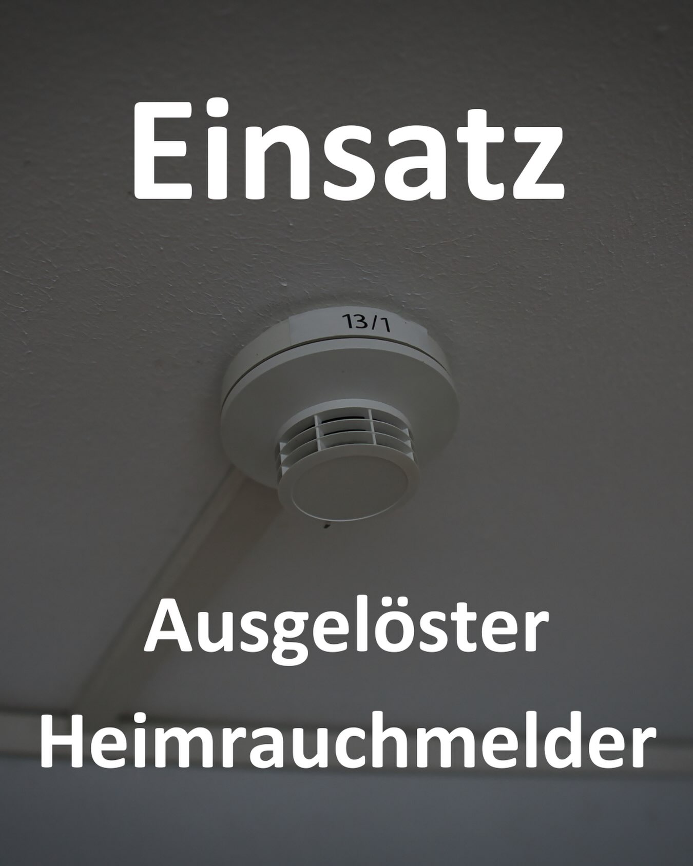 🚨 Nr. 101 🚨
🗓️ 18.08.2026 🗓️
🕖 18:15 🕖
🚒 ELW, HLF, DLK 🚒
📟 Ausgelöster Heimrauchmelder 📟
📍 Herzberg📍

In einem Mehrparteienhaus hatte ein Heimrauchmelder ausgelöst, woraufhin die Feuerwehr zur Erkundung alarmiert wurde. Nach dem Eintreffen an der Einsatzstelle wurde das Objekt von außen kontrolliert und die betroffene Wohnung lokalisiert. Da zunächst nicht ausgeschlossen werden konnte, dass sich in der Wohnung eine Rauchentwicklung oder ein Brandereignis befand und kein unmittelbarer Zugang möglich war, wurde zur weiteren Kontrolle der Türzylinder fachgerecht gezogen. Anschließend konnte die Wohnung betreten und umfassend überprüft werden. Bei der Erkundung wurden weder Rauch noch Feuer festgestellt. Nachdem die Kontrolle der Wohnung abgeschlossen war und keine Einsatzmaßnahmen zur Brandbekämpfung erforderlich wurden, konnte die Einsatzstelle gesichert und der Einsatz beendet werden.